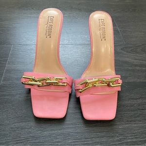 Pink open toe heel with gold chain.